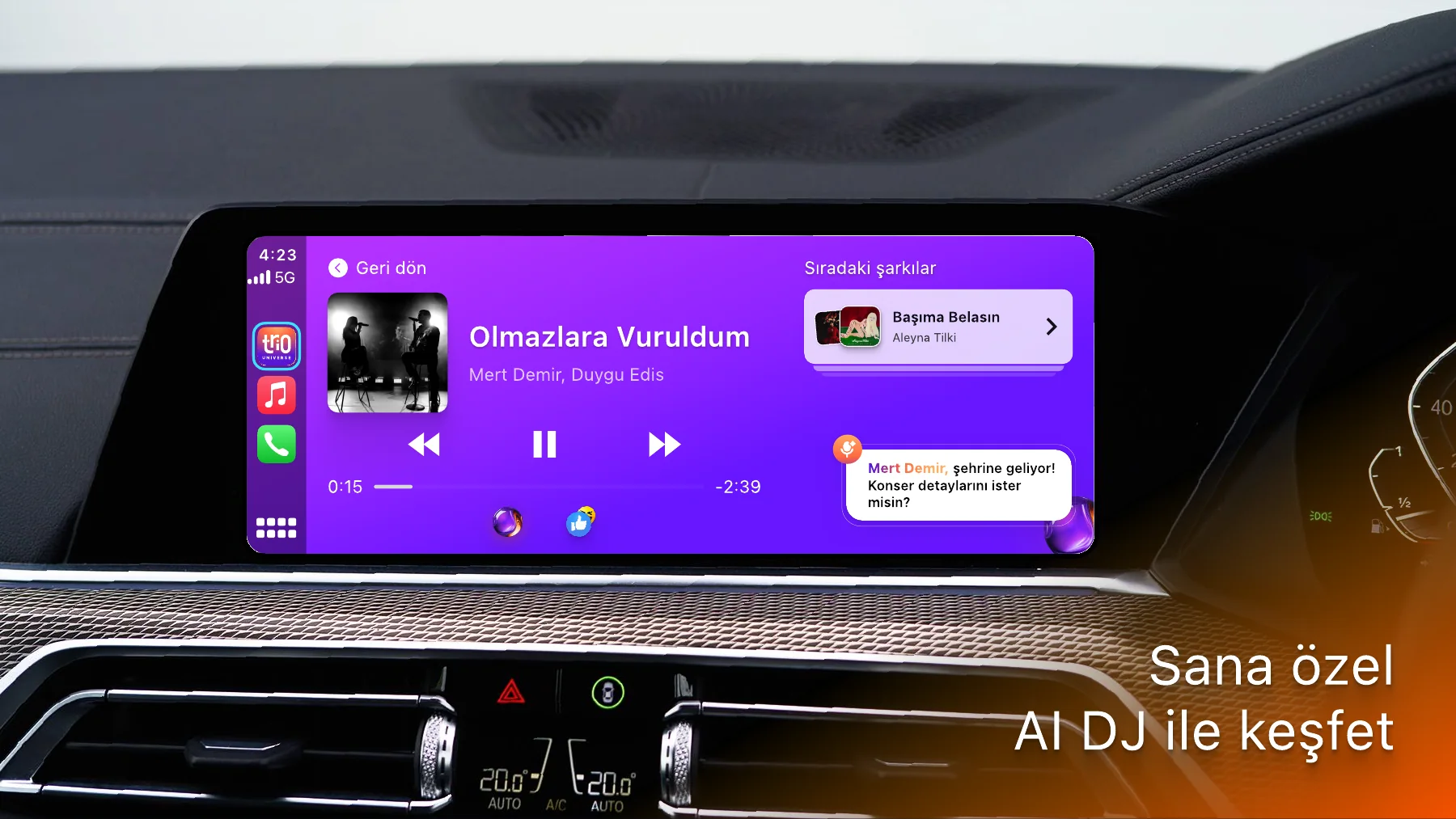 Aracın CarPlay ekranında Trio Universe: çalan şarkı, sıradaki şarkılar ve bir AI DJ önerisi
